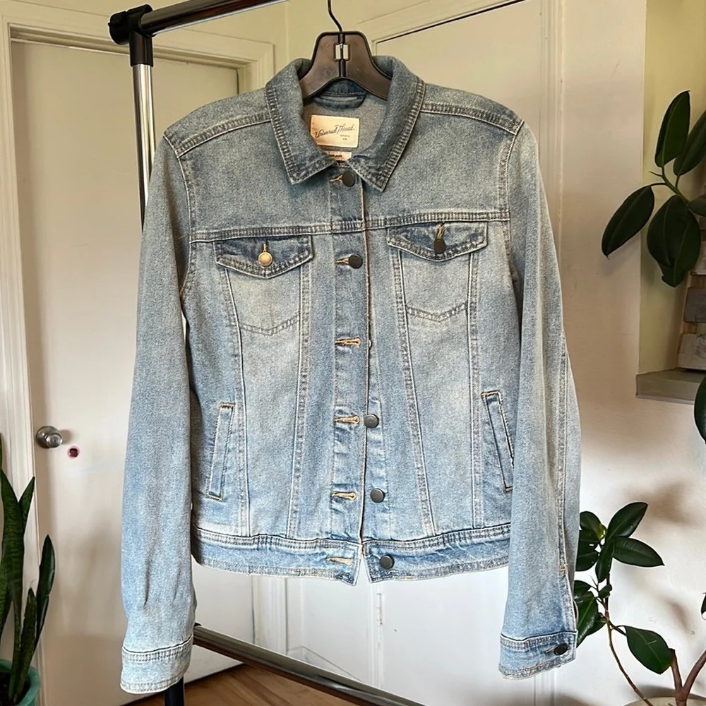 Universal Thread Freeborn Light Jean Jacket. Size Small
